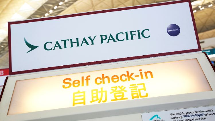 Die Airline Cathay Pacific beugt sich dem Druck aus China.