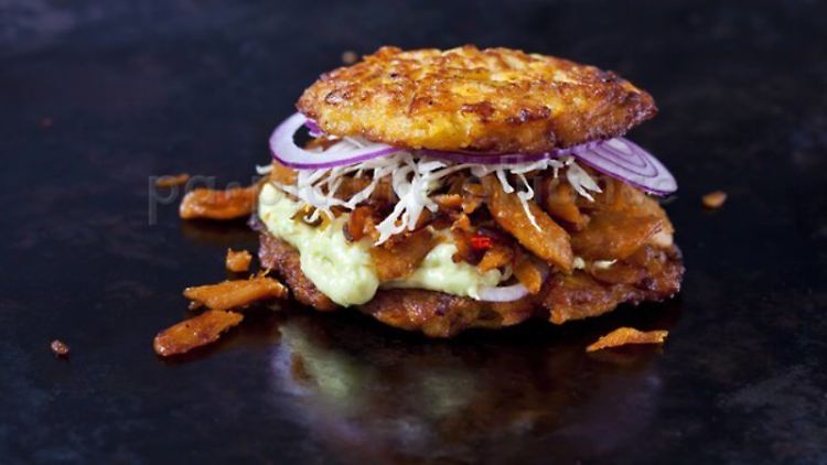 Ein Veggie-Burger aus Kartoffeln, Süßkartoffeln und Soja: Fleischlose Kost wird gefragter - und auch leckerer und einfallsreicher.