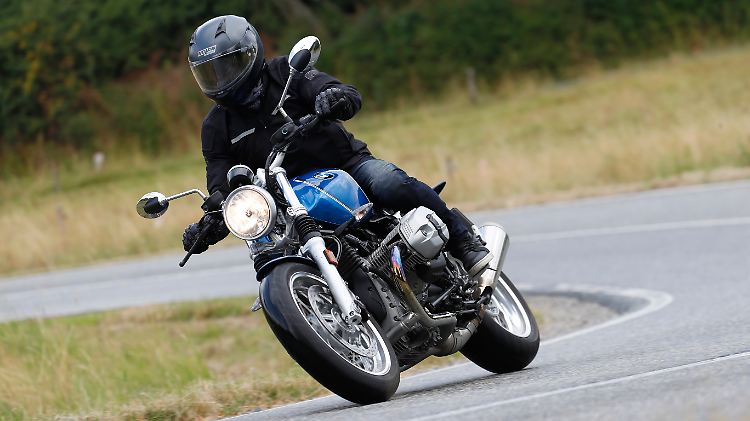 Die BMW R nineT /5 ist kein Leichtfuß, lässt sich aber mit etwas Nachdruck schön in die Kurve legen.