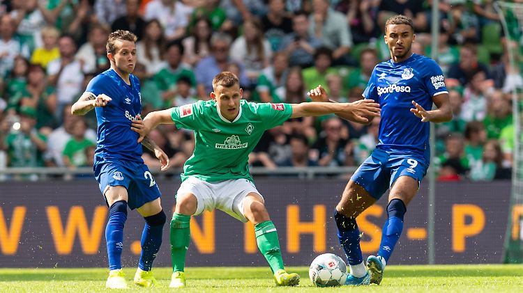 Maxi Eggestein, hier im Vorbereitungsspiel mit Werder Bremen gegen Everton, will bald wieder von Jogi Löw für die Nationalmannschaft berufen werden.
