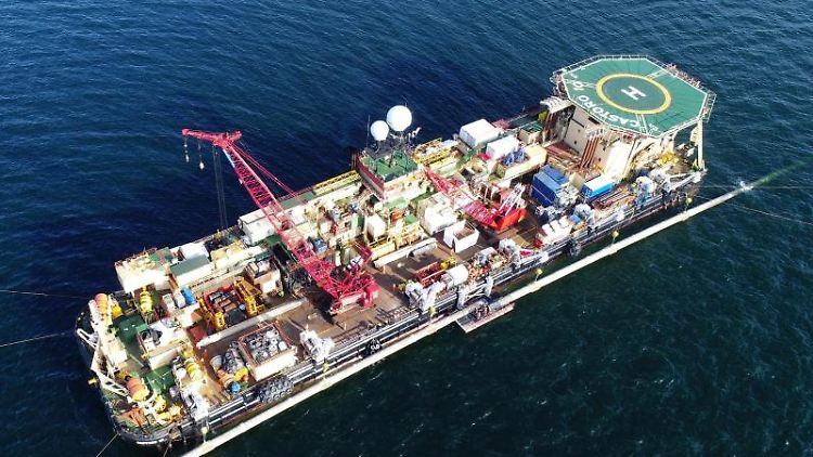 Auf einer Plattform am Verlegeschiff „Castoro 10“ arbeiten Fachleute an der Verbindung zweier Leitungsstücke. Foto: Stefan Sauer