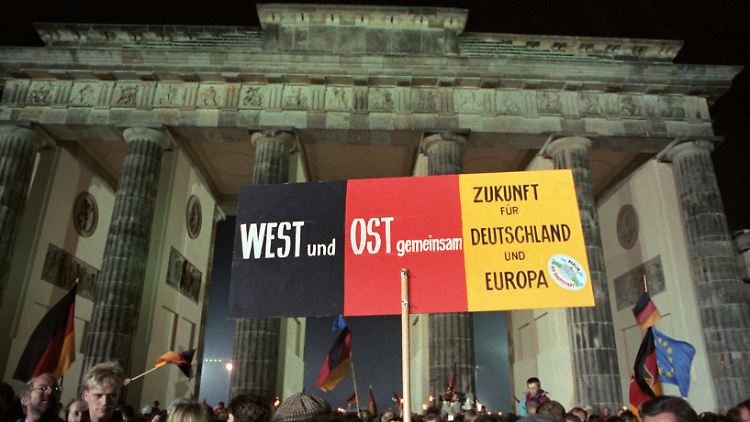 Vor 29 Jahren feierten die Menschen die Wiedervereingung vor dem Brandenburger Tor und äußerten ihre Hoffnungen für die Zukunft.