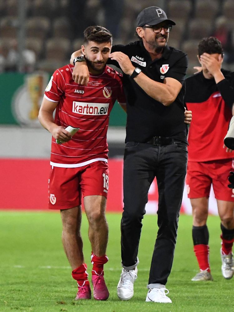 Energie-Coach Claus-Dieter Wollitz herzt den Torschützen Berkan Taz.
