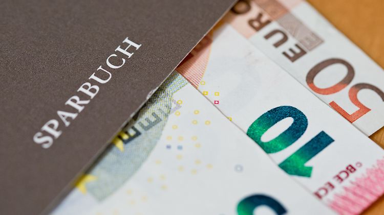Auf dem Sparbuch wird das Geld weniger. 