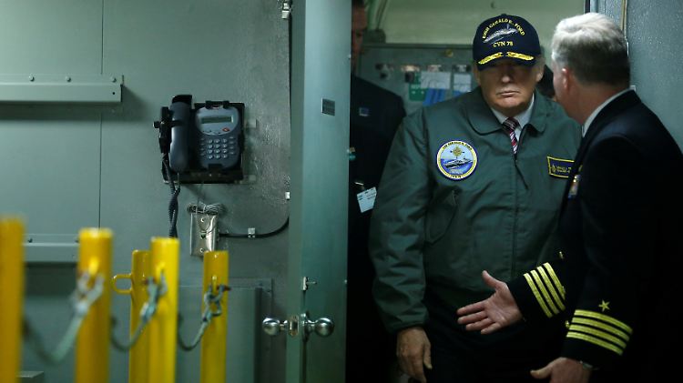 Oberbefehlshaber des US-amerikanischen Nukleararsenals: Donald Trump, hier bei einem Besuch auf dem US-Flugzeugträger "Gerald R. Ford" (Archivbild).