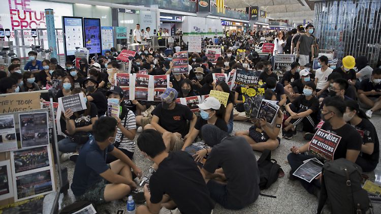 Durch den Protest kommt der Betrieb am Hongkonger Flughafen erneut zum Erliegen.