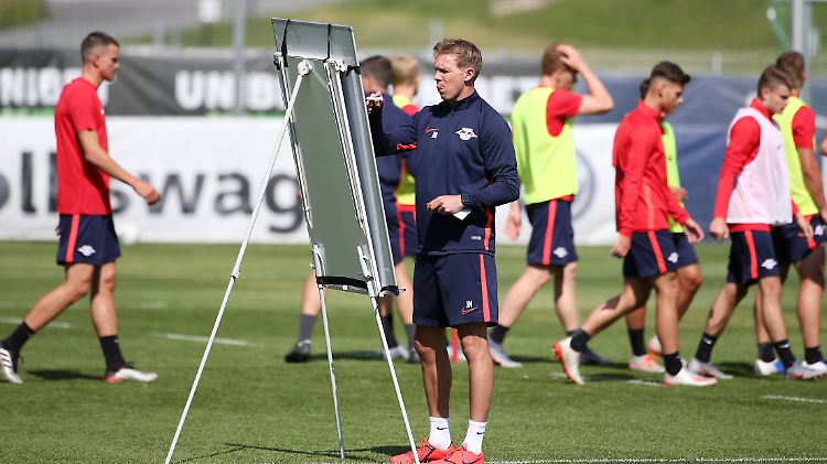 Oberlehrer Julian Nagelsmann will mit RB Leipzig Titel holen.
