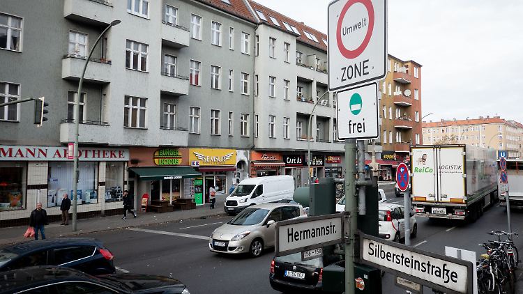 "Zu den gesundheitlich gefährdeten Gruppen gehören (...) ältere, allein lebende und chronisch kranke Personen", sagt Bunge vom Umweltbundesamt.