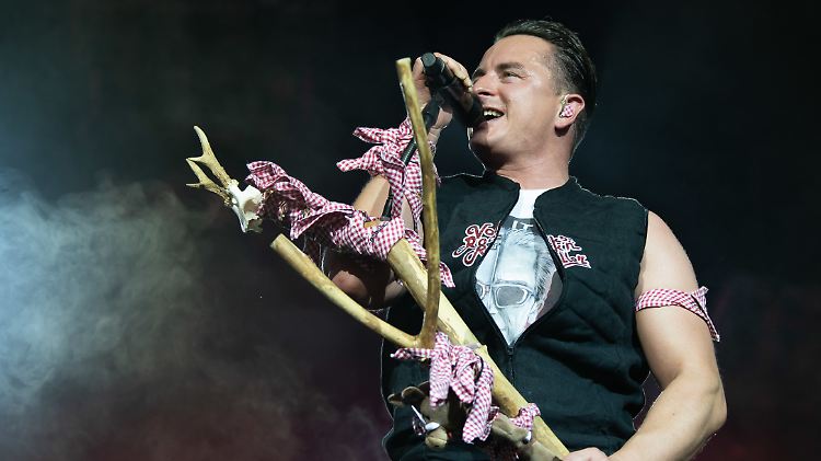"Auf dem Weg der Besserung", schrieb Gabalier zu seinem Facebook-Video.