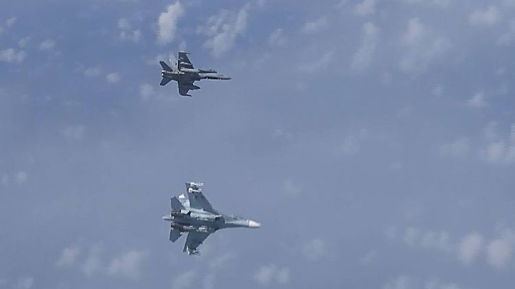 Die russische Maschine (u.) drängte den Nato-Jet ab.
