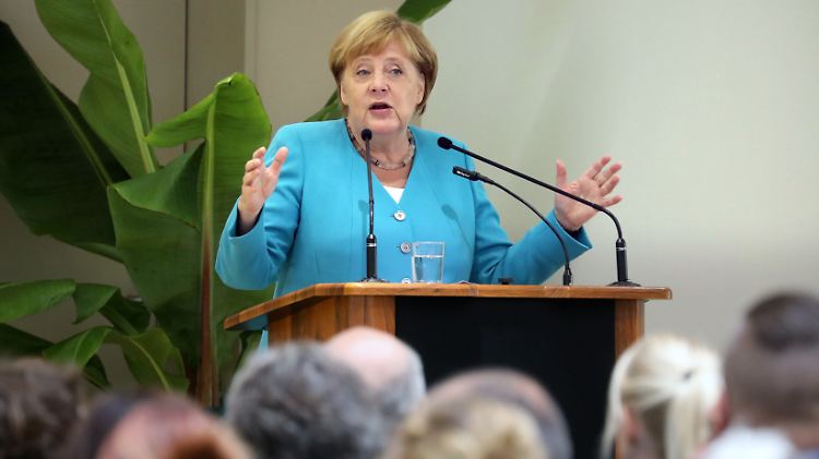 Angela Merkel besuchte an ihrem ersten Arbeitstag nach dem Sommerurlaub Stralsund.