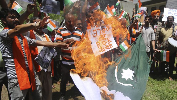 Inder verbrennen eine pakistanische Fahne: Pakistan spricht von einer "ernsten Situation" im Konflikt um die Kaschmir-Region.