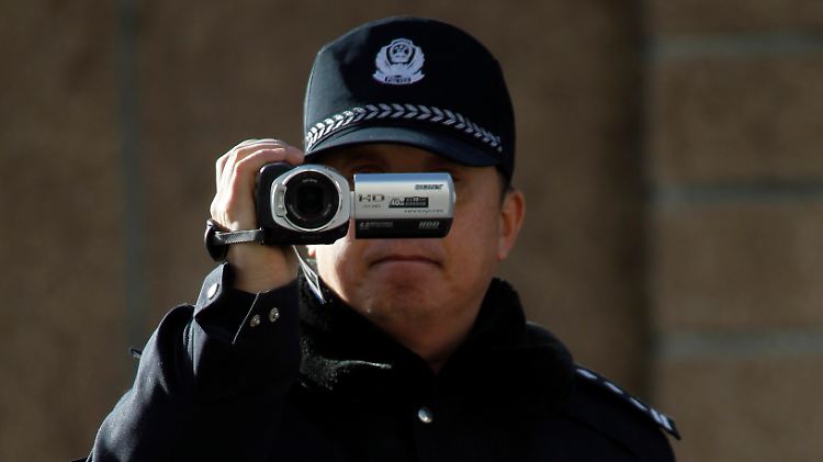 Seit Jahren wird Lius Frau von Polizisten abgeschirmt.