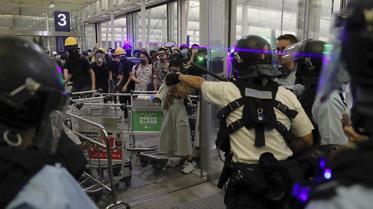 Am Dienstag kam es am Flughafen in Hongkong zu gewaltsamen Aufeinandertreffen von Polizei und Demonstranten.