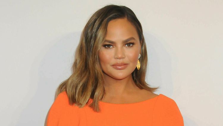 Kann offenbar nicht ohne Twitter: Chrissy Teigen.