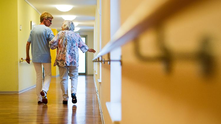 Das Gesetz soll sowohl bei älteren pflegebedürftigen Menschen, als auch bei pflegebedürftigen Menschen mit Behinderung greifen.