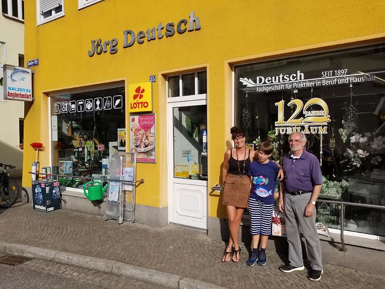 Die Deutschs vor ihrem Laden: Hier gibt es notgedrungen mittlerweile fast alles.