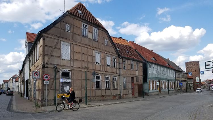Zum Radeln ist hier viel Platz: Leerstand auch auf dem zentralen Platz der Stadt.