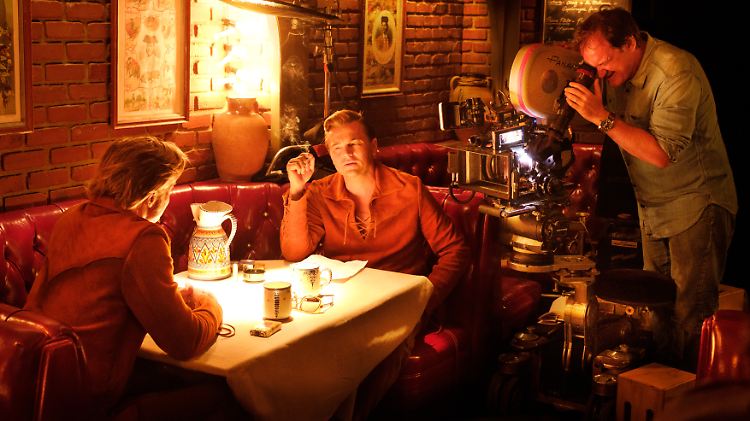 Bei der Arbeit: Quentin Tarantino und seine Stars Leonardo DiCaprio und Brad Pitt (v.r.).