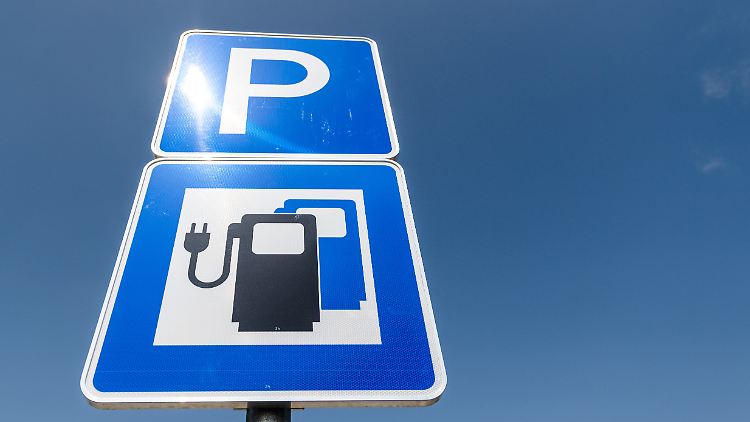 Im Idealfall laden E-Autos während des Parkens.