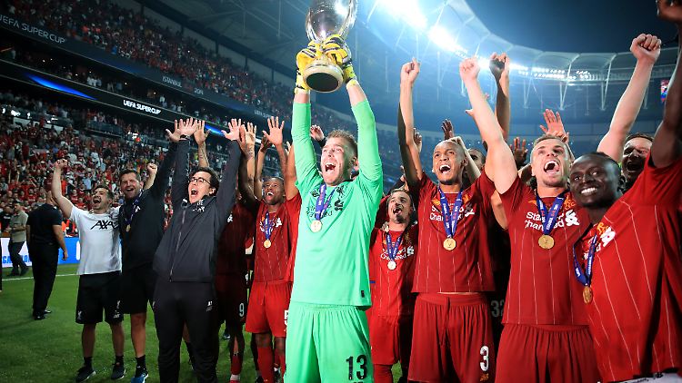 Jubel bei den Spielern des FC Liverpool: Der erste Titel der Saison ist geholt.