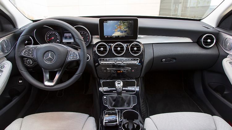 Im Innenraum der Mercedes C-Klasse (W 205) gibt es eine Mischung aus analog und digital.