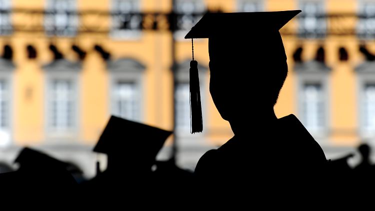 Immer mehr internationale Studierende entscheiden sich für ein Studium in Deutschland. Auch der Anteil der nicht in Deutschland geborenen Akademiker steigt.