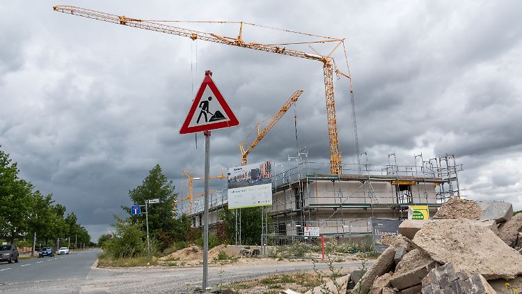 Bei den Mehrfamilienhäusern gingen die Genehmigungen um 3,2 Prozent zurück.