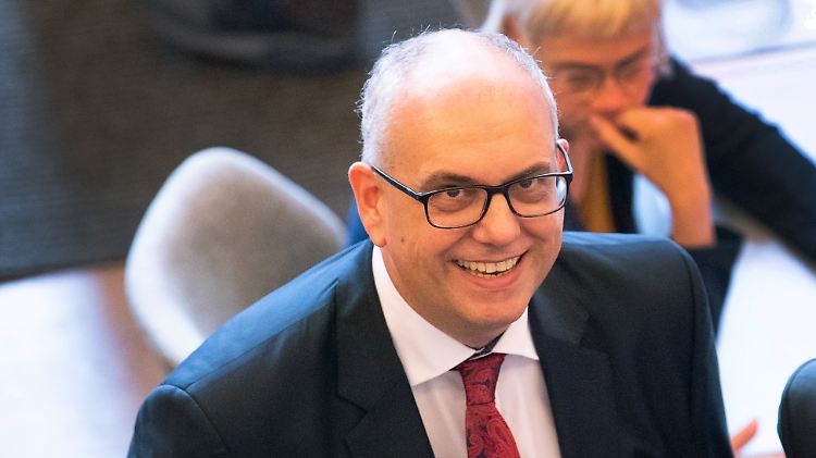 Bovenschulte ist der erste westdeutsche Regierungschef, der eine rot-grün-rote Landesregierung anführt.