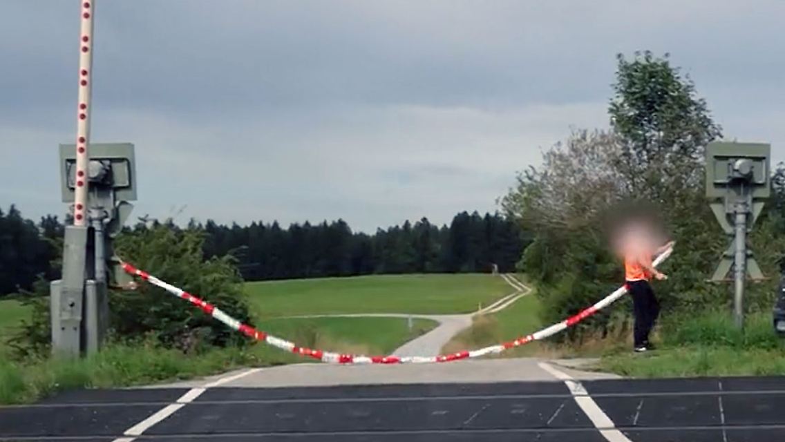 GirlandenSchranke.jpg
