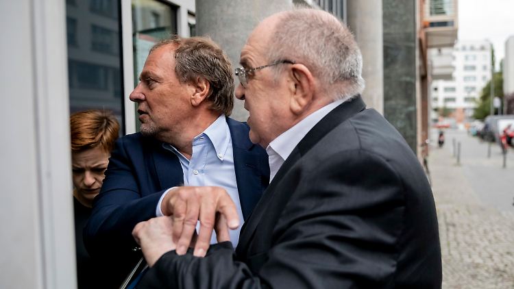 "Wenn sich mir jemand entgegenstellt und will mich hindern (...) - ich war Offizier der schweren Pioniere (...)", erklärte Franke zu den Handgreiflichkeiten.