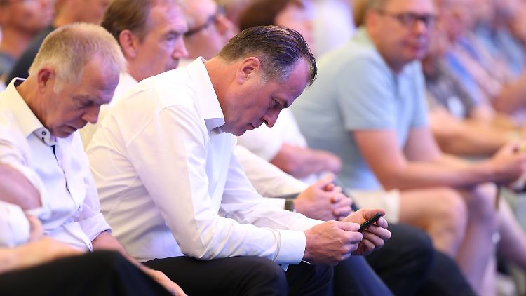 Clemens Tönnies muss offenbar noch ein paar Wochen auf die Entscheidung der DFB-Ethiker warten.