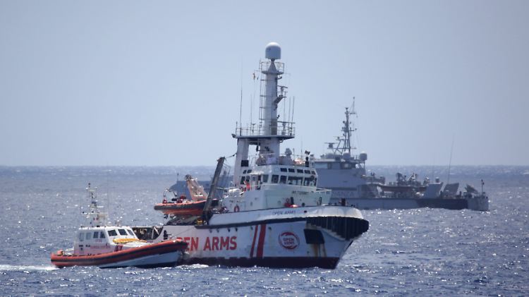 Ein Boot der italienischen Küstenwache (links) legte in der Nähe von Lampedusa am Rettungsschiff "Open Arms" an.