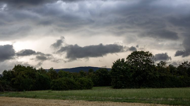 Der Satz "Dahinten wird es schon wieder heller" könnte in den kommenden Tagen örtlich wieder Bestandteil der Wettergespräche werden.