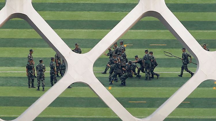 In einem Stadion an der Grenze zu Hongkong trainieren chinesische Soldaten den Ernstfall. 