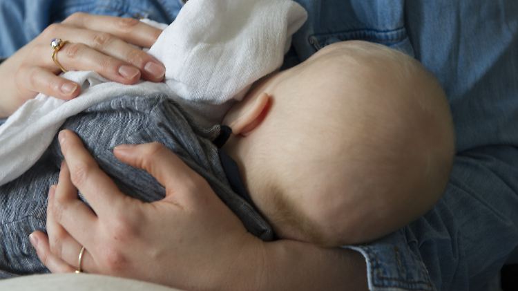 Muttermilch oder Flaschennahrung? Die Art der Fütterung nimmt schon kurz nach der Geburt Einfluss.