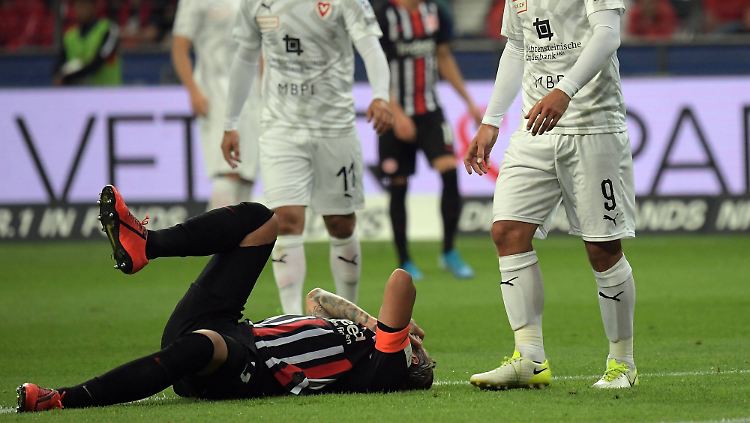 Eintracht-Kapitän Marco Russ musste mit Verdacht auf Achillessehnenriss vom Feld.