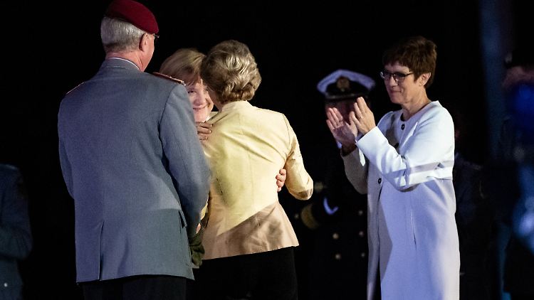 Kanzlerin Angela Merkel verabschiedete sich herzlich von Ursula von der Leyen in ihrer Rolle als Verteidigungsministerin.