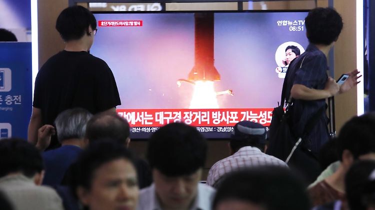 In Seoul verfolgen Menschen die Berichterstattung zu einem der Raketentests.