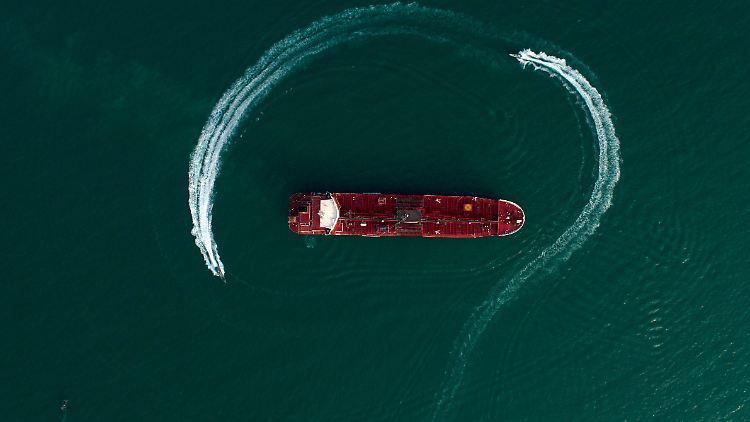 Der britische Öltanker "Stena Impero" wird von Schnellbooten der iranischen Revolutionsgarden umkreist.