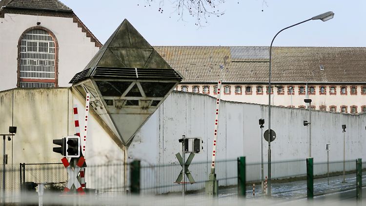 Bislang ist unklar, wie der Mann es über die Mauern geschafft hat.