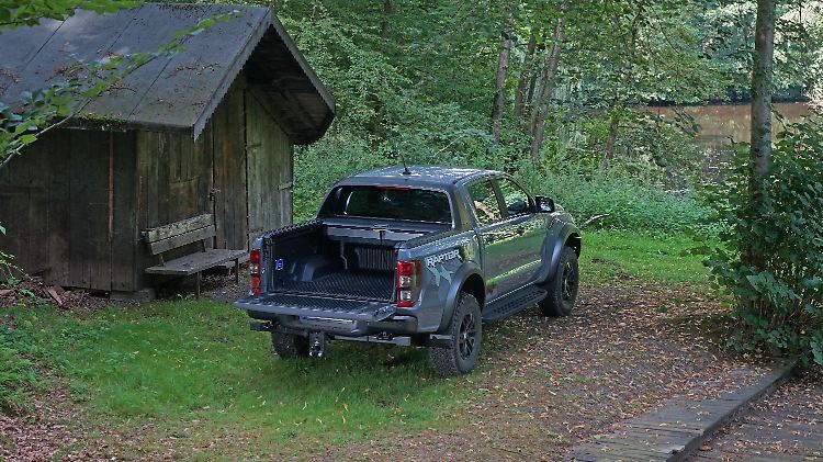 Bei den 2,5 Tonnen Anhängelast des Ford Ranger Raptor muss der schwere Trailer wohl stehen bleiben.