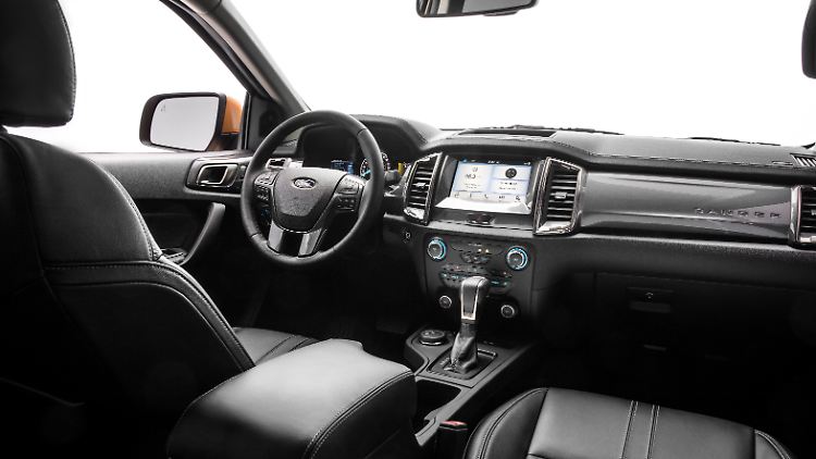 Auch im Ford Ranger Raptor dominiert Kunststoff den Innenraum.