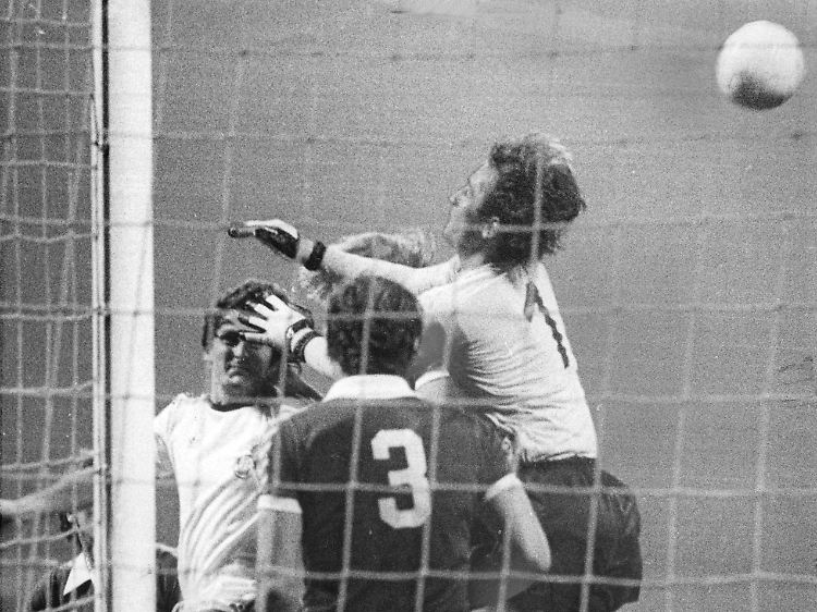 17. August 1977: Dieter Müller erzielt gegen den SV Werder Bremen das 7:2 und damit sein sechstes Tor in diesem Spiel.