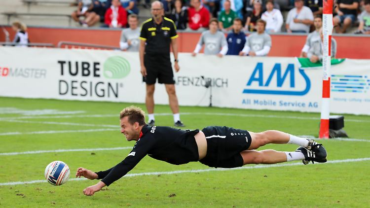 Faustball ist eine laufintensive Sportart - das Feld ist groß, der Ball schnell. Da muss man sich manchmal lang machen, um noch an den Ball zu kommen.
