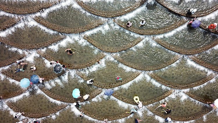 Große Hitze auch in China Ende Juli: Wer konnte, suchte sich Abkühlung.