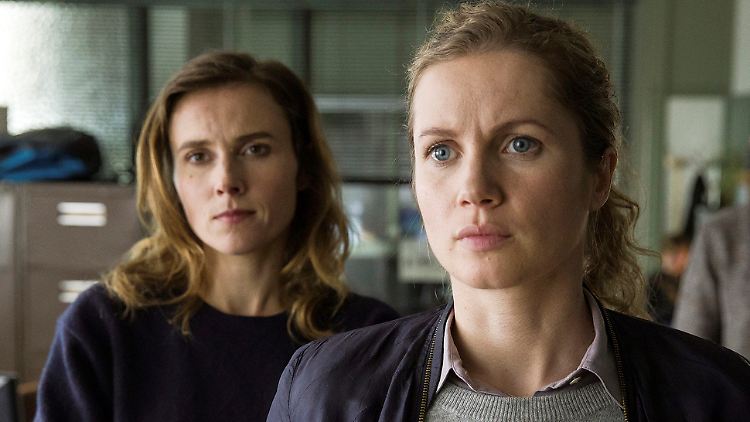 Winkler (Cornelia Gröschel, r.) und Gorniak (Karin Hanczewski) denken nach - wie man sieht.