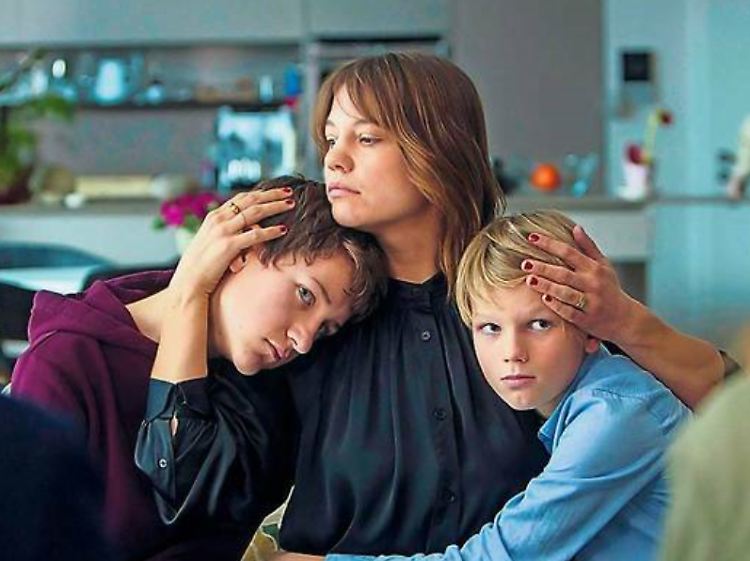 Papa ist tot: Die beiden Söhne des Ermordeten, Viktor (Juri Sam Winkler, l.) und Valentin (Caspar Hoffmann), werden von Mutter Katharina Benda (Britta Hammelstein) beruhigt.