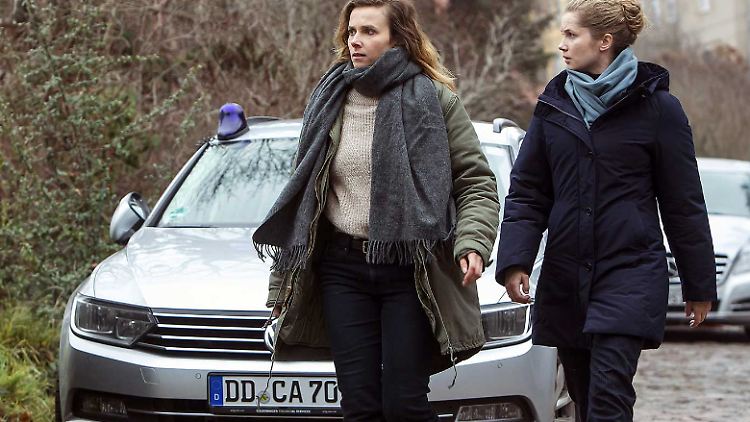 Die Dresdner Kommissarinnen Gorniak (Karin Hanczewski) und Winkler (Cornelia Gröschel) bei der Arbeit. 