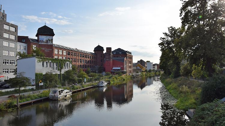 Liebevoll restaurierte Industriedenkmäler prägen heute das Bild der Stadt mit.